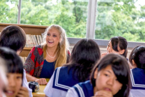 A volunteer from the U.S. interacts with Japanese students.